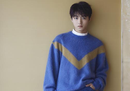 王俊凯|王俊凯和工作人员谈事,谁注意他手放的位置?粉丝:你才21岁呀