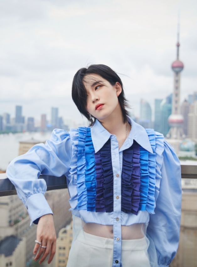 大时尚大观点|陆柯燃哪像女团出身，穿衣造型太保守，炫腹装还得加层薄纱