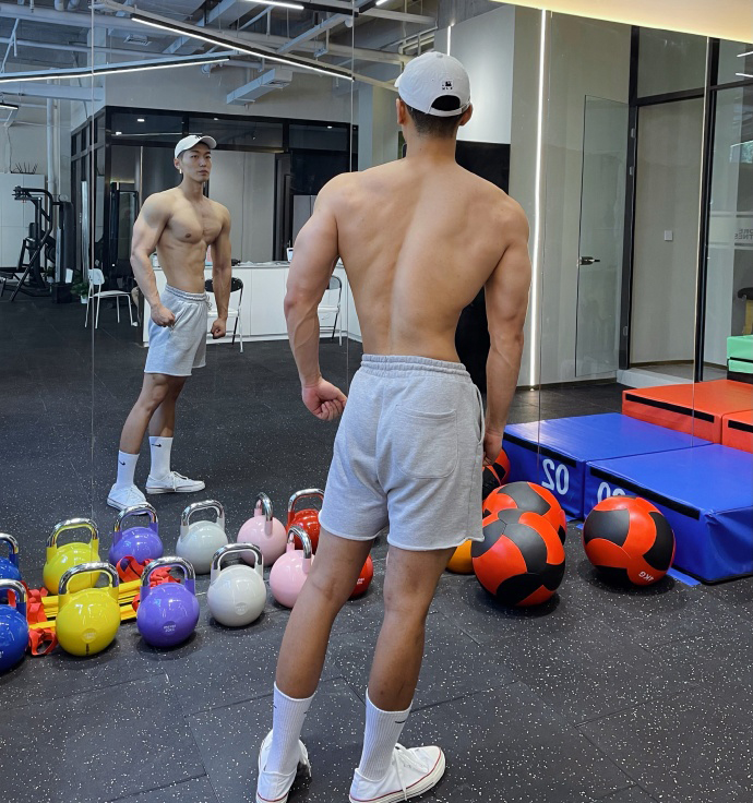 健身圈一哥|190cm西安小哥，喜欢篮球热爱健身，一身腱子肉棒棒哒！