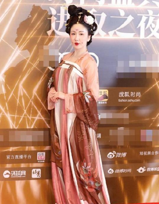 李若彤|年终红毯：Baby白得“冻”人，李若彤秀水蛇腰，张雨绮巧遮事业线