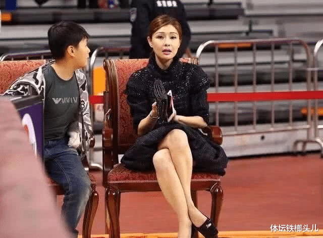 易建联|易建联老板娘身价40亿!年过四十皮肤吹弹可破,背后纹身更显韵味