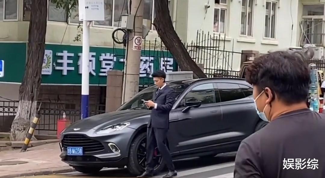 黄子韬|青岛偶遇黄子韬拍戏，开豪车穿西装，去药店被众人围观