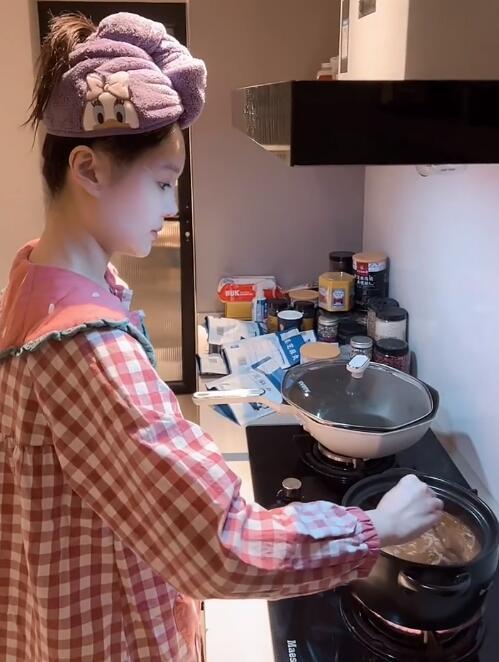 纪凌尘|赵本山女儿晒同居视频，男友被调侃长相奇怪，不删恶评高情商回应