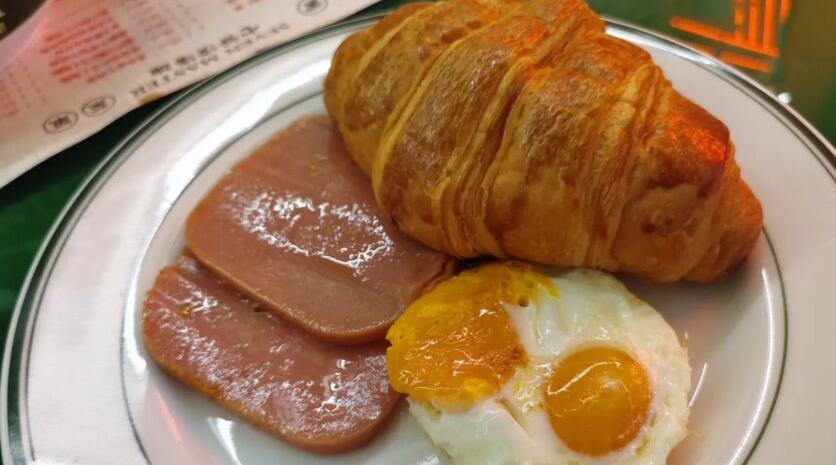 陈小春|广州这家陈小春新面馆，排队1小时才能吃上，牛腩面40元一碗卖爆