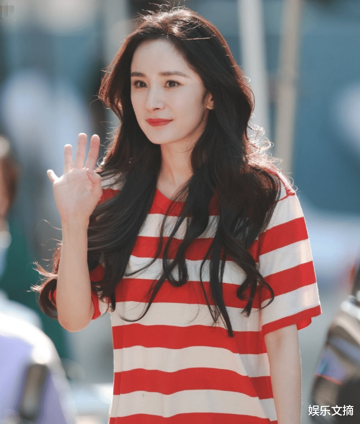 杨幂|杨幂新剧杀青照曝光，穿格纹衫青春活力，生图下的腿围我却看愣了