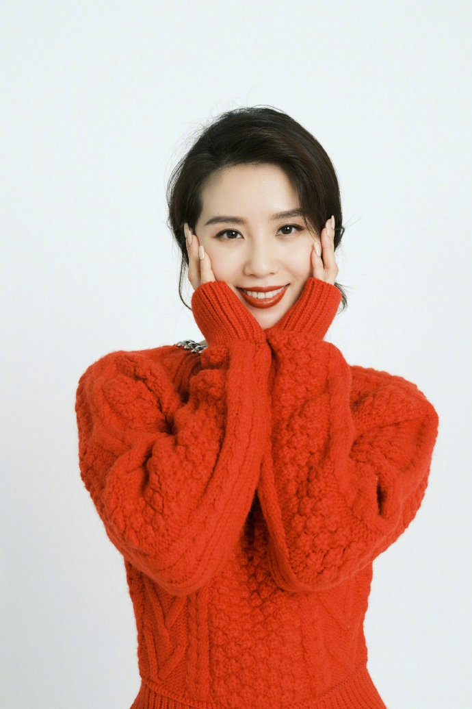 刘诗诗|刘诗诗对镜比心甜笑喜气洋洋