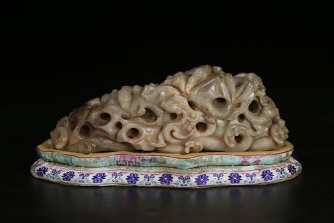 |清代，和田玉“海水龙纹”山子摆件