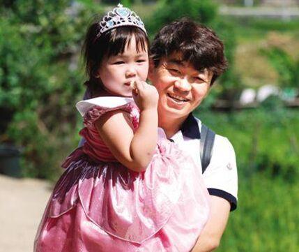 王宝强|离婚后王宝强马蓉各带一个孩子，四年过去，出现了这么大的差距。