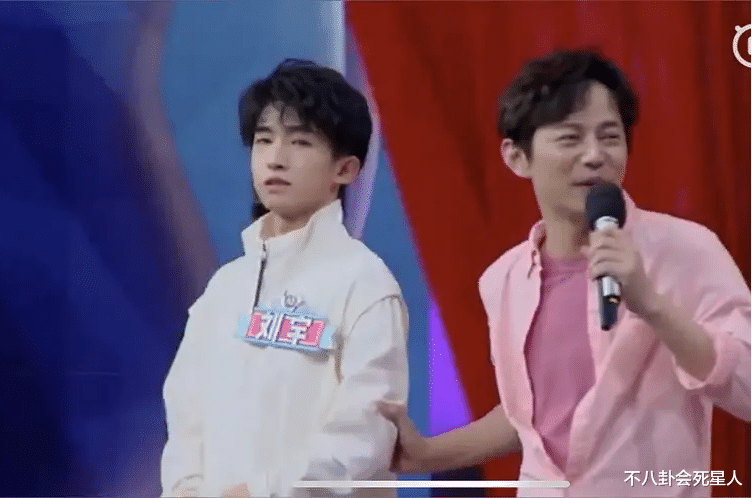 男团|男团成员比女星妆感还浓，手腕胸口抹粉，“踩高跷”成男版鞠婧祎