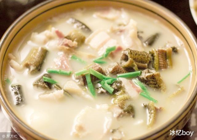 尿酸|尿酸高,痛风发作?提醒:日常少碰3种“水”,多吃2物,或能帮助降尿酸