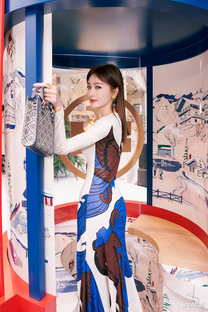 秦岚|秦岚久别赴演太给力！穿孔雀礼服裙气场全开，窄腰翘臀侧身亭亭玉立