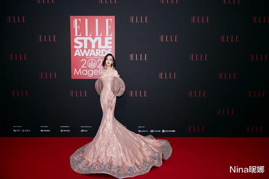 迪丽热巴|迪丽热巴造型大突破！穿皮衣持手枪如特工，选篮球场拍广告太聪明