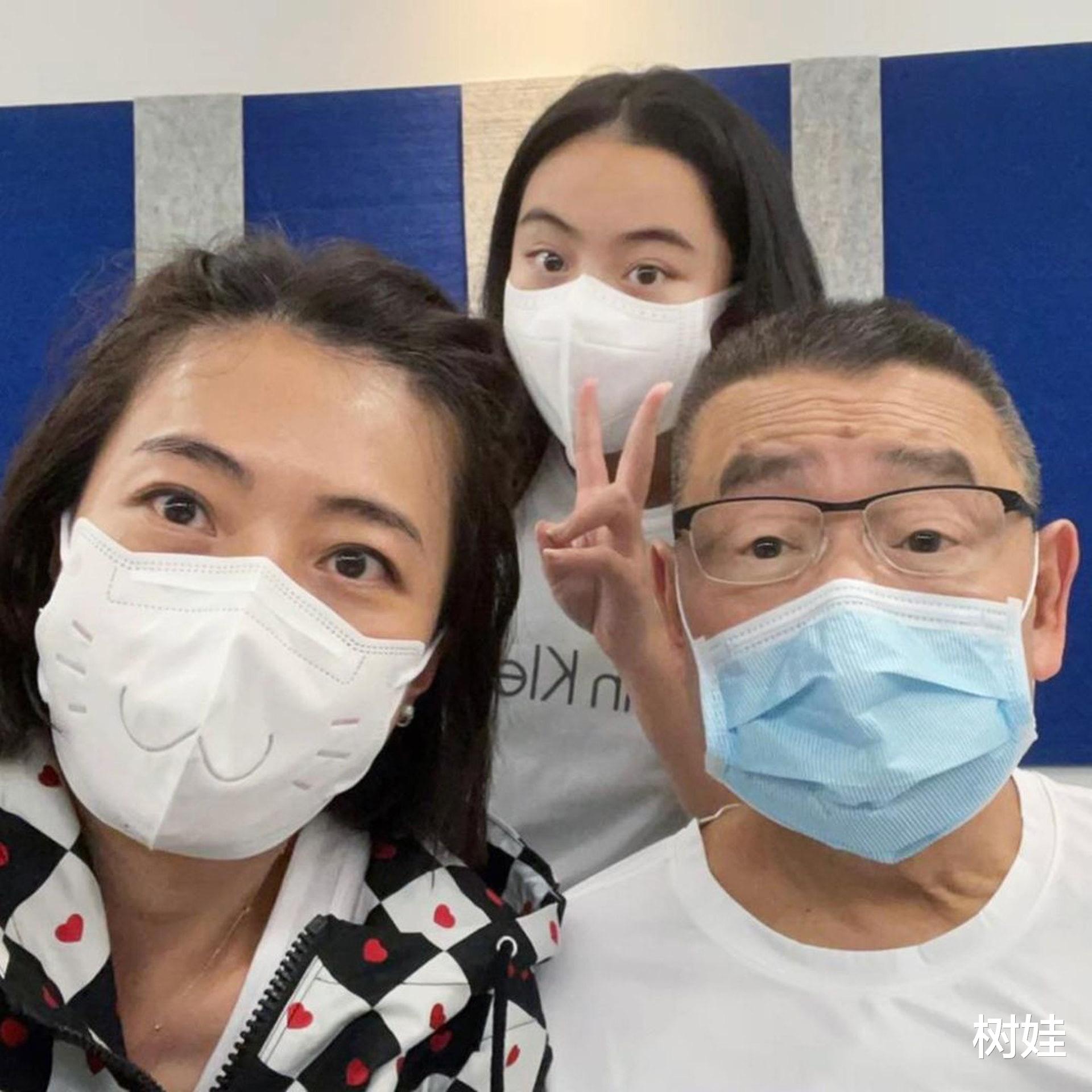 孙莉|甘比带长女出席聚会见世面，13岁刘秀桦读贵价私校，每年学费23万