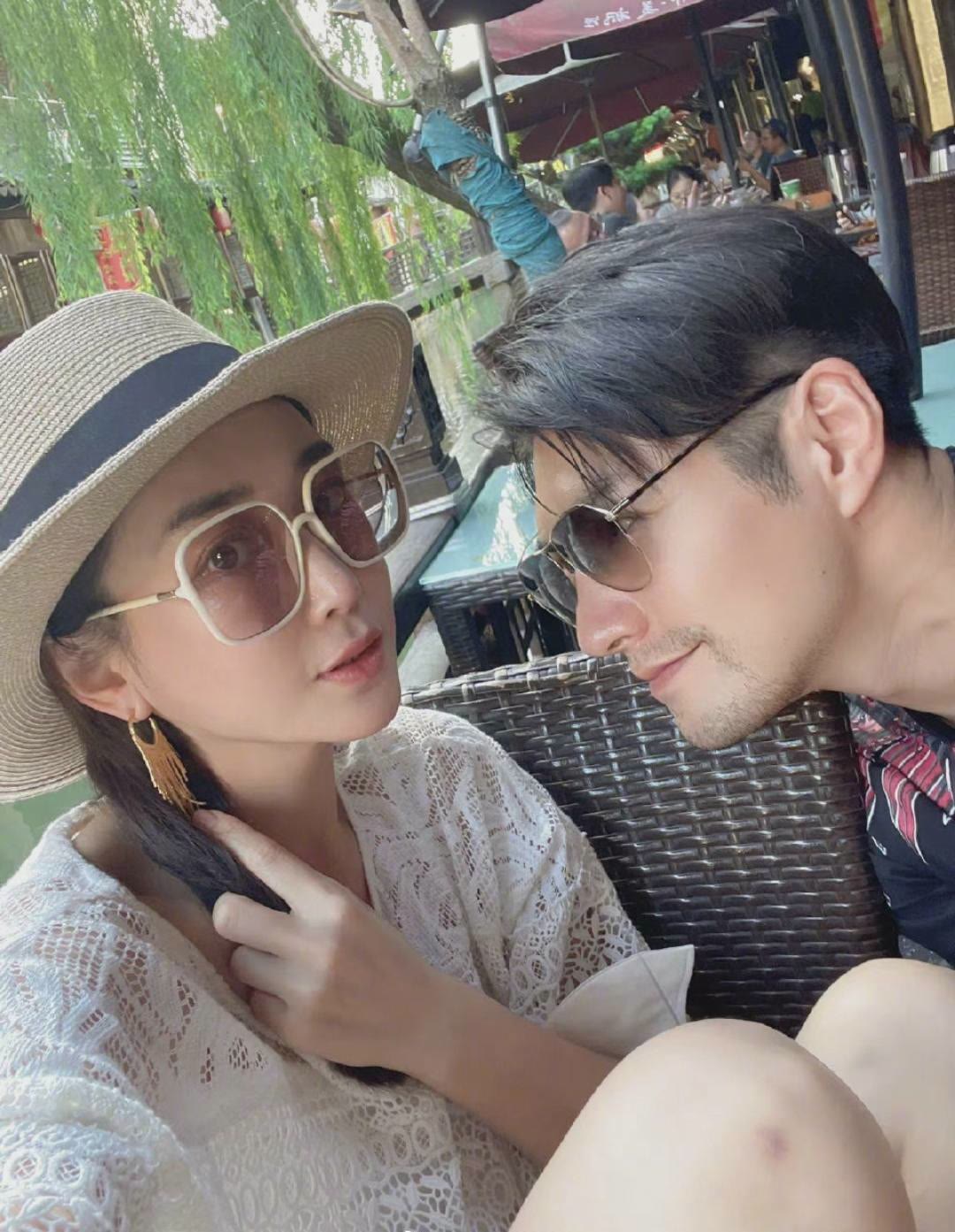 裙装 严屹宽一家三口罕见同框，杜若溪穿小裙子秀长腿，扎高马尾好显嫩