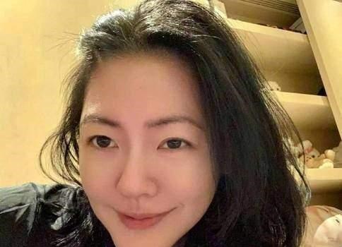 周冬雨|小s被解约一直呆在家无收入，近况窘迫，求助好友缝补旧包