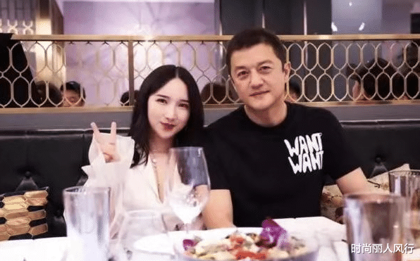 时尚丽人风行|李亚鹏提前过50岁生日！穿搭休闲被美女簇拥，小19岁女友不吃醋？