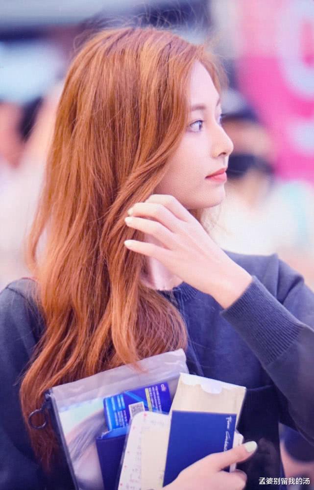 周子瑜|南韩颜神不是白给的，周子瑜再现超高颜值，网友：回眸一笑百媚生