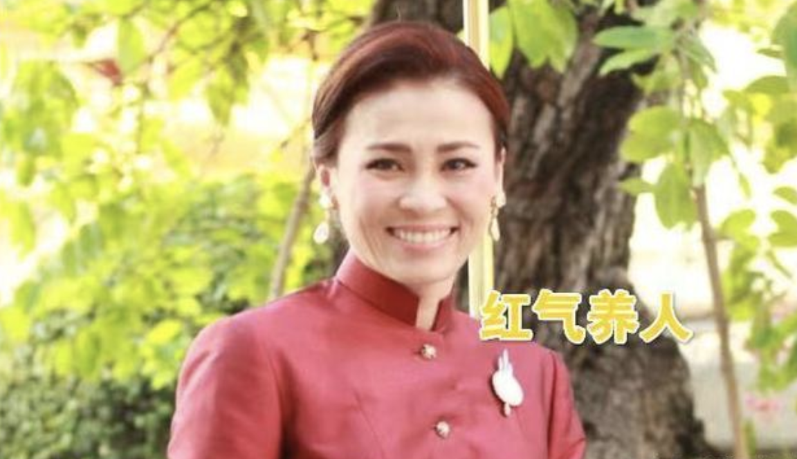 诗妮娜|泰王为新妃子染黑发，诗妮娜突然失宠地位尴尬，苏提达容颜焕发