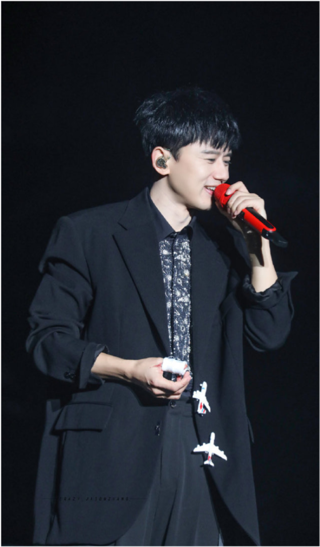 张杰|张杰演唱会受伤后续：为继续巡演才没撕破脸，主办方有意推卸责任