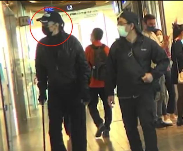 谢贤|谢贤近照被曝光，手握拐杖需人搀扶，谢霆锋透露每天在等死