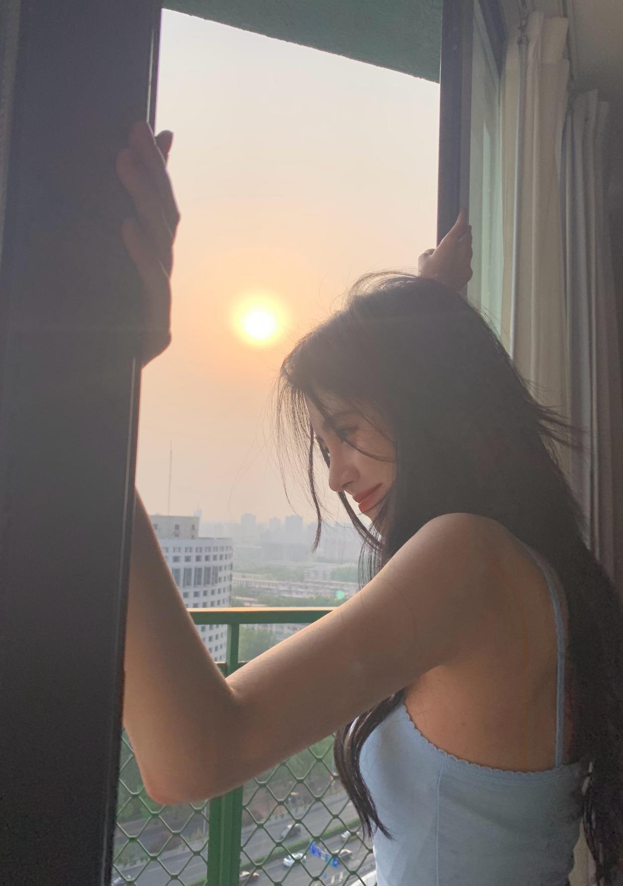 鞠婧祎|鞠婧祎强大的氛围感从何而来，比五官更重要的，竟然是不起眼的它