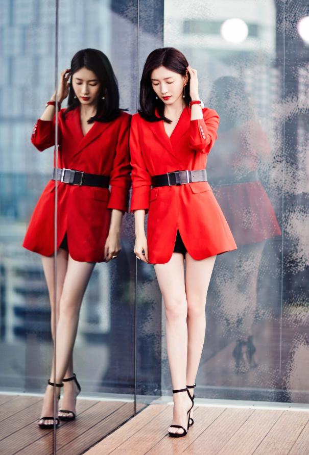 大时尚大观点|江疏影也穿“例假服”，学00后玩下衣失踪，秀出奶油腿不输关晓彤