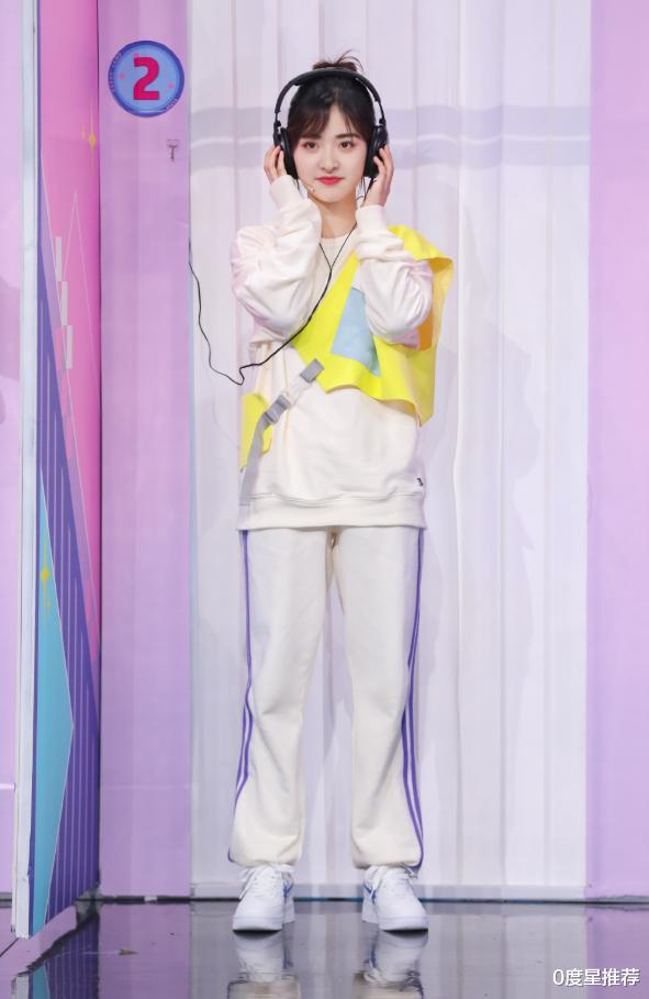 0度星推荐|沈月日系校园风造型,头戴鸭舌帽梳双马尾,甜美演绎校园初恋