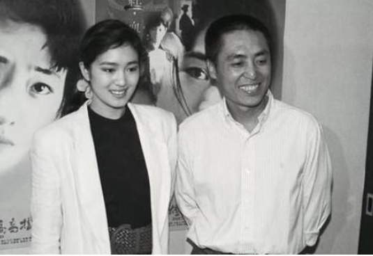 张艺谋|三胎政策出台，缴了748万超生费的张艺谋娇妻发文，引发网友热议