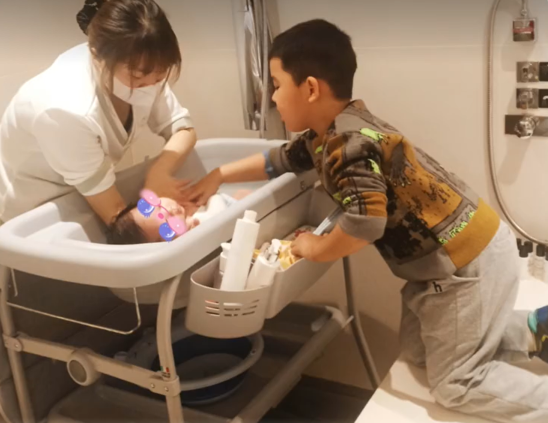 李小萌|李小萌坐月子出关,晒二胎满月点滴庆祝,一家四口温馨幸福