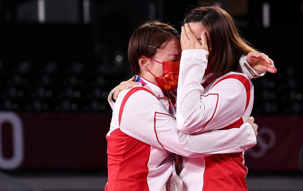 潮帮先生|“凡尘组合”失金牌相拥而泣，穿红白颁奖服眼含热泪，太让人心疼