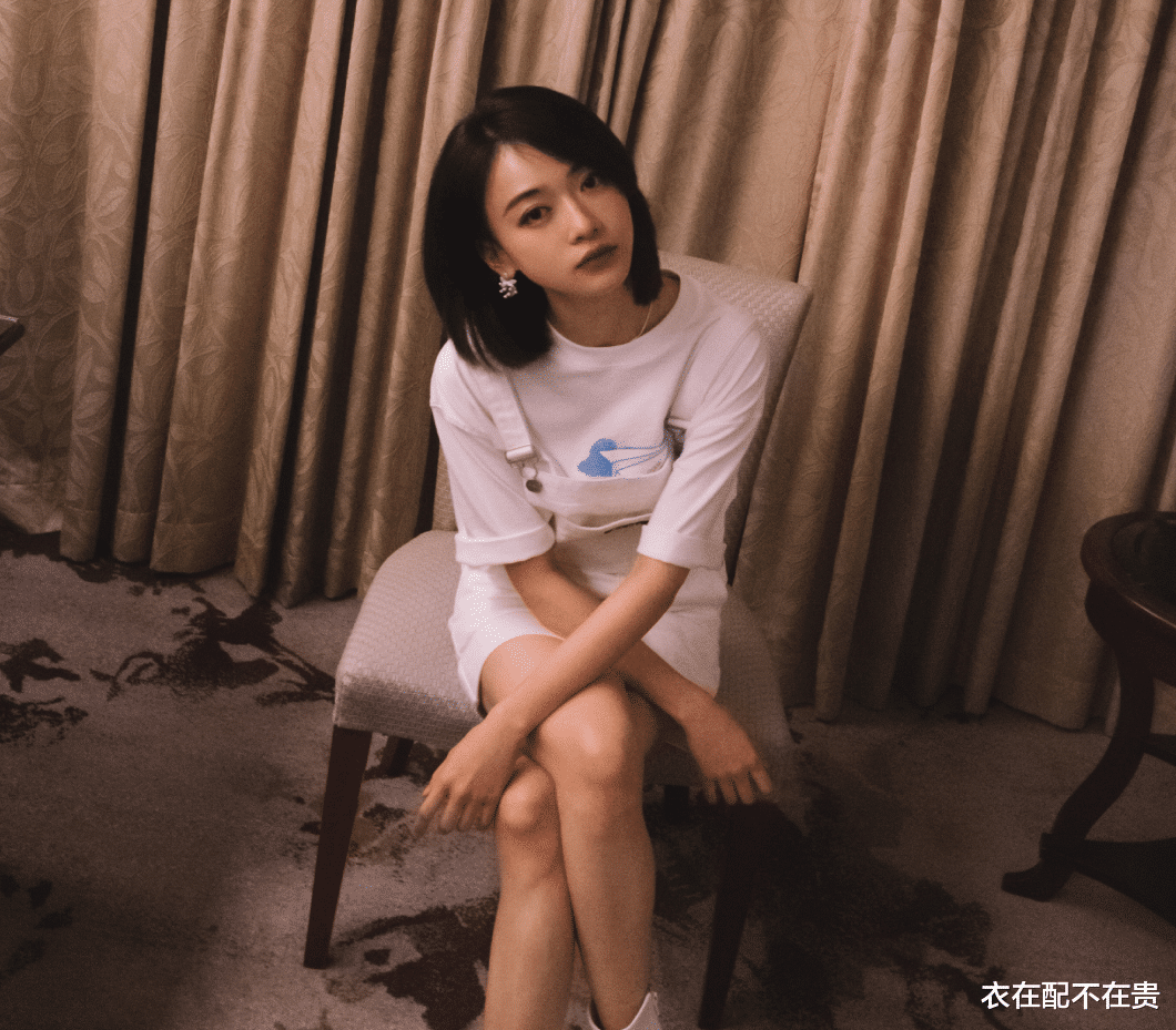 吴谨言|吴谨言换造型就像换了张脸，穿背带裙甜美清爽，比清宫扮相更耐看