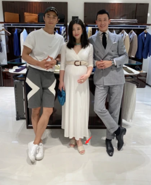 朱珠|朱珠临近预产期挺孕肚坚持营业，身材发福自嘲“庞然大物”