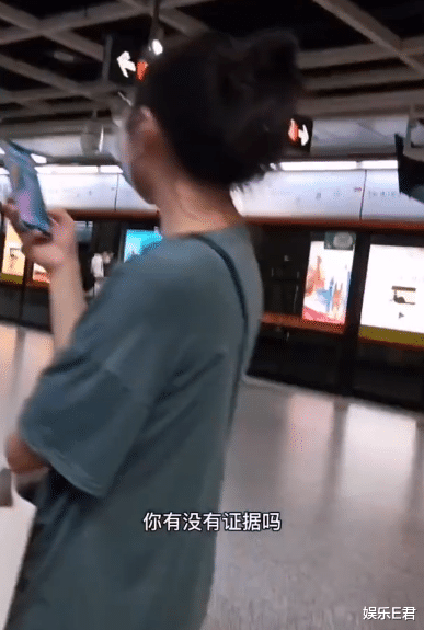 吳亦凡粉絲大鬧廣州地鐵，高舉手機為偶像喊冤，網友：想給他一腳-圖6