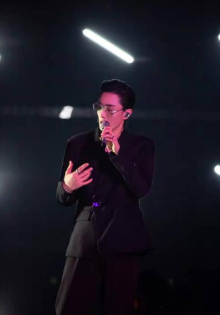 姜潮|下个李承铉？姜潮压轴引不满，台下是小弟，《高贵与丑》惊艳众人