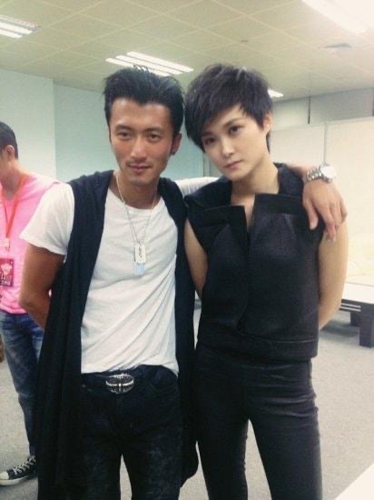 李宇春|谢霆锋:春春,你打扮成这样不准备嫁人了吗?李宇春:我没得选啊