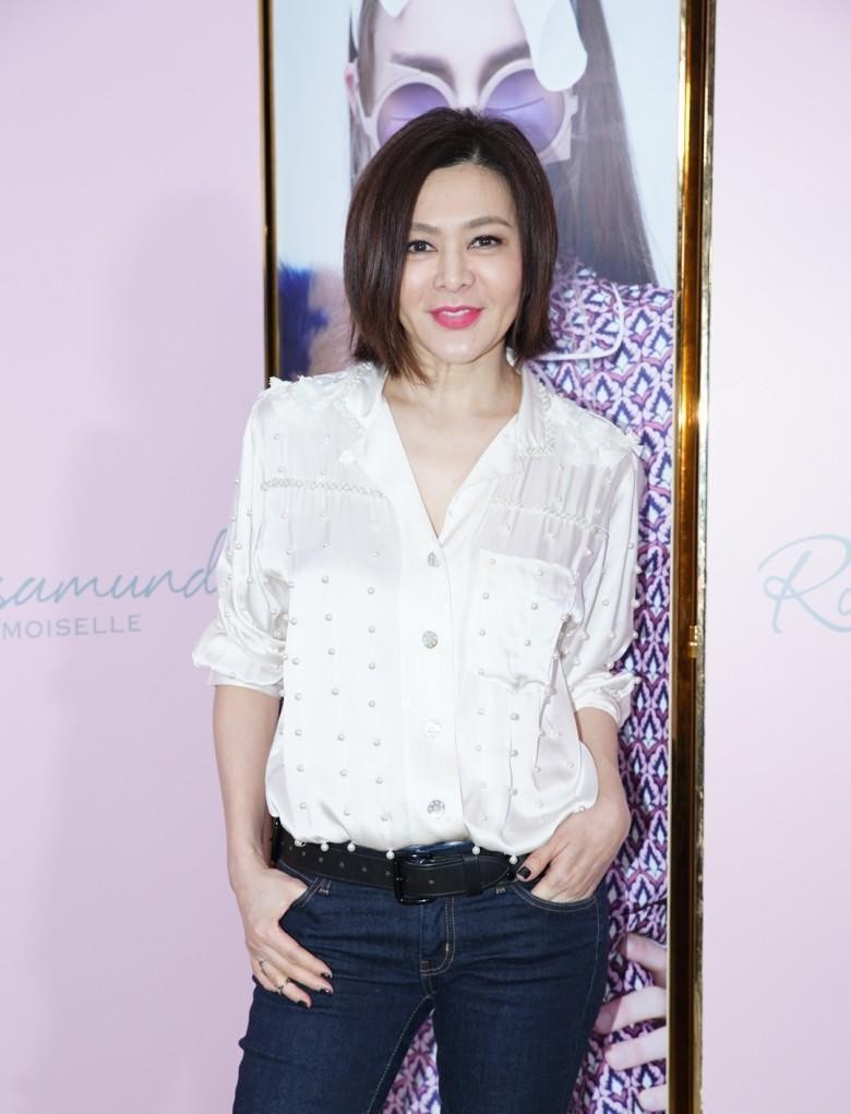 衬衫|关之琳终于换风格，穿男友风衬衫配bob短发，又A又飒帅到没朋友