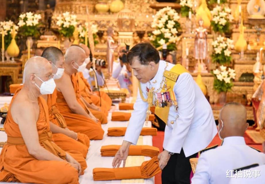 诗妮娜|诗妮娜向王后宣战，看不惯对方直接翻白眼，69岁泰王却熟视无睹