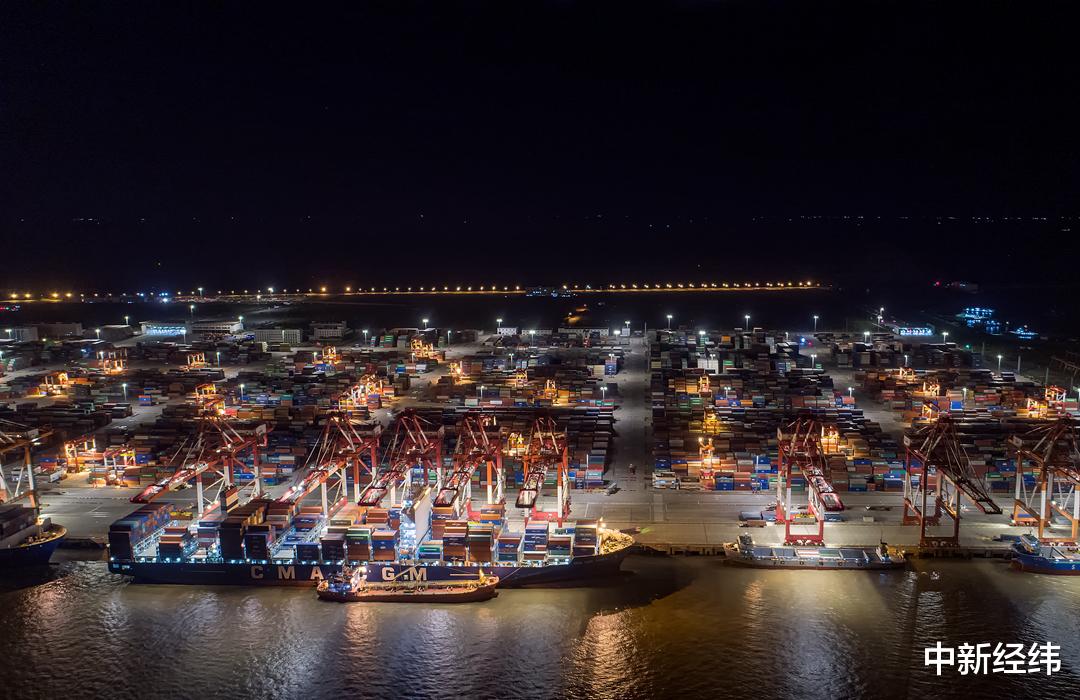 中新经纬 疯狂的集装箱：有航线一年涨价近10倍，黄牛加价3000美金代抢舱位