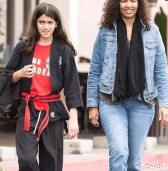 迈克尔·杰克逊|迈克尔杰克逊儿女已长大，儿子帅气打扮如父亲一样，女儿亭亭玉立