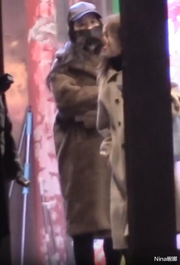 刘亦菲|刘亦菲夜生活真丰富！穿皮草戴帽外出吃小龙虾，双手交叉冻得不轻