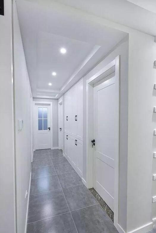 老婆坚持把衣柜装在“客厅走廊”，入住后真心实用，亲友纷纷效仿