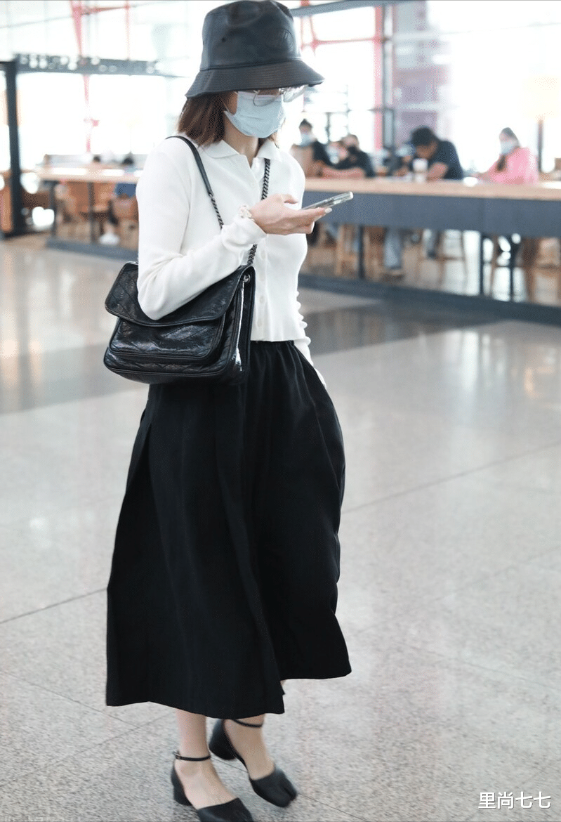 马德钟|马德钟罕见携妻亮相,长期吃素眼窝深陷似整容,妻子暴瘦变眯眯眼