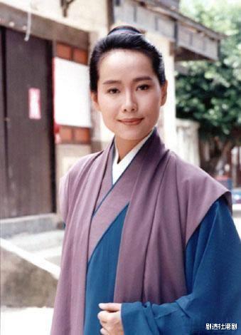 长津湖|58岁叶童罕见晒动态，吃路边摊与粉丝互动，被指瘦成纸片人