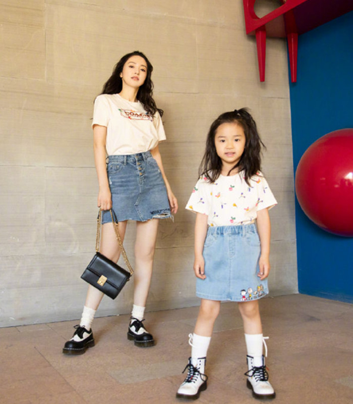 猫姐穿搭经|董璇母女同框，扎同款发型穿亲子牛仔裙，但小酒窝模样更像高云翔