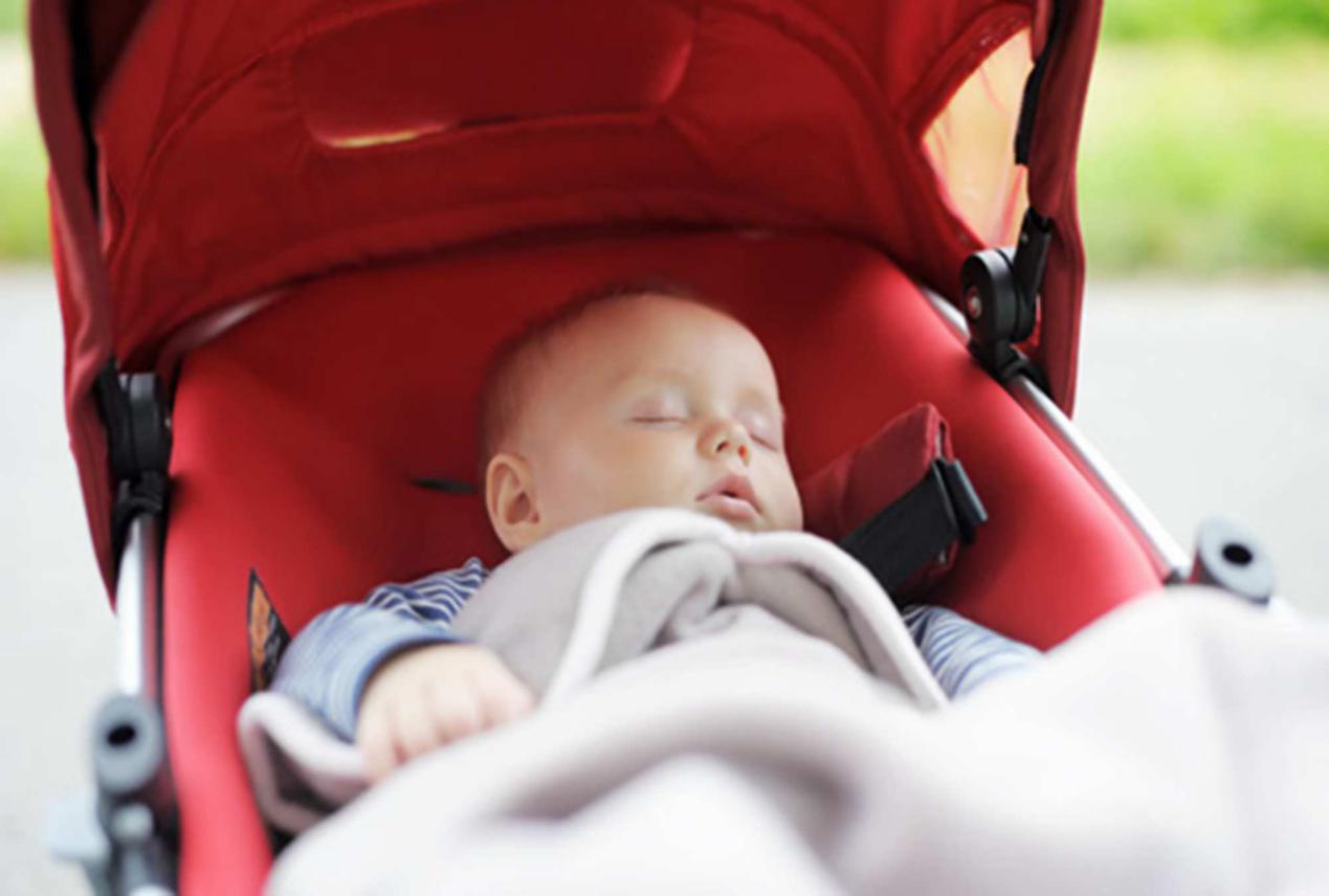 西红柿妈妈|有种伤害叫“徒手抱娃出门”，妈妈是方便了，但很可能会伤到宝宝