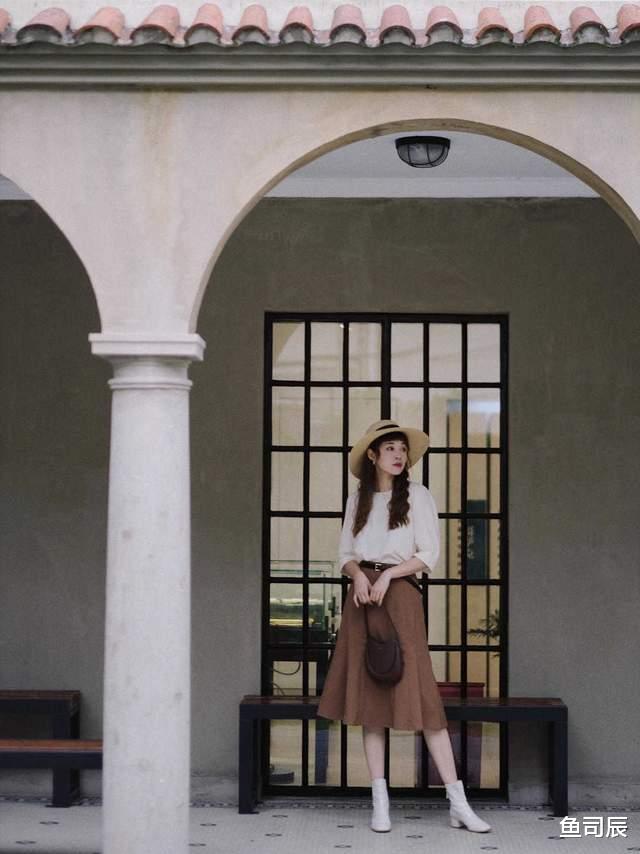 鱼司辰|今秋条纹衫又“火”了！搭配上牛仔半身裙高级优雅，简约又实用