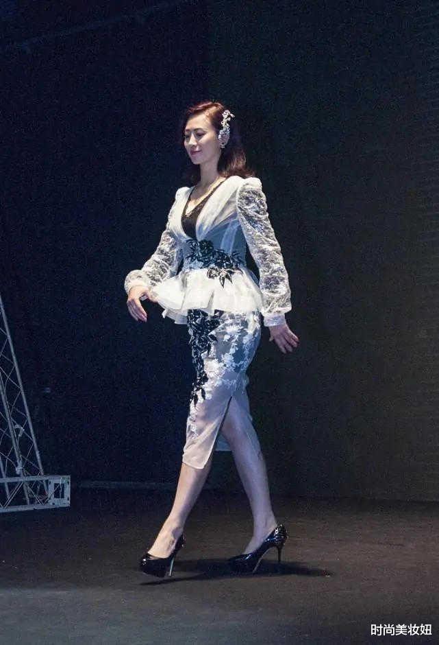 时尚美妆妞|被52岁翁虹身材迷住,一袭透视刺绣连衣裙走T台,昂首挺胸好惊艳