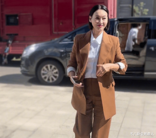 杂志|两大影后同框录制，45岁舒淇生图似少女，61岁惠英红皮肤光滑