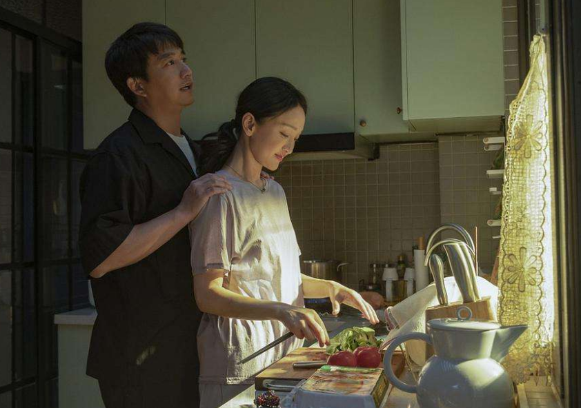 黄磊|黄磊周迅第三次演情侣！后备箱接吻画面甜蜜，喝香槟一脸笑容