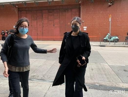 央视|吴孟达妻子现身灵堂，因过度悲伤险些摔倒，周星驰和姐姐前往悼念